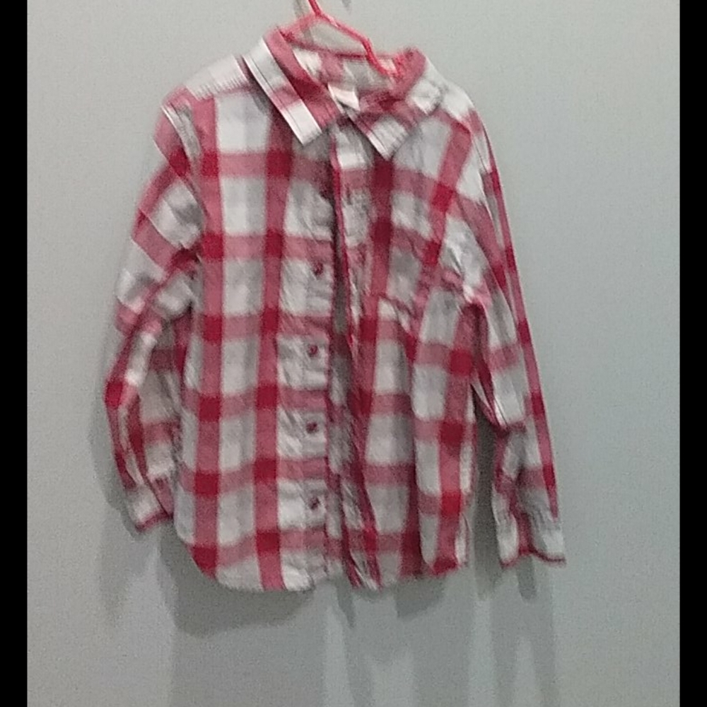 It is a shirt that has buttons and that has red